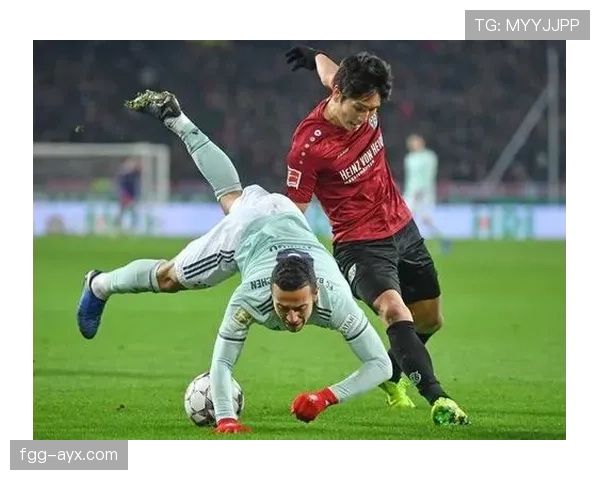 莱万每天凌晨四点起床吃有机牛排配冰水，这谁顶得住啊