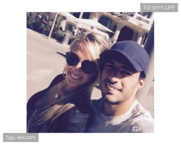 苏亚雷斯机场穿拖鞋拎着爱马仕箱子，旁边大妈当场愣住了