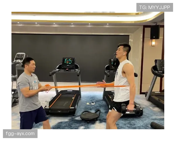 郭艾伦这自律程度，凌晨四点健身房打卡跟闹着玩似的