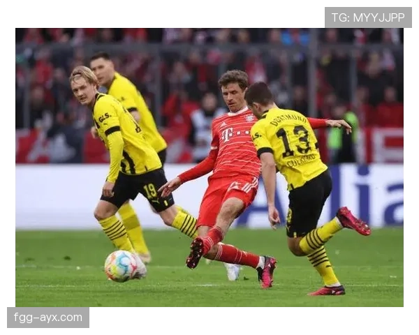 拜仁慕尼黑防线前提过高问题显现，近期防守被频繁击穿影响稳定性表现